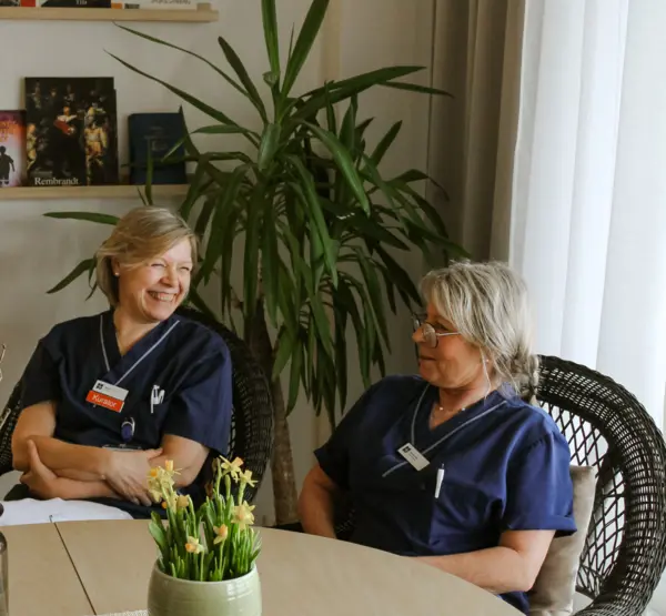 Två kvinnor som sitter ned och samtalar