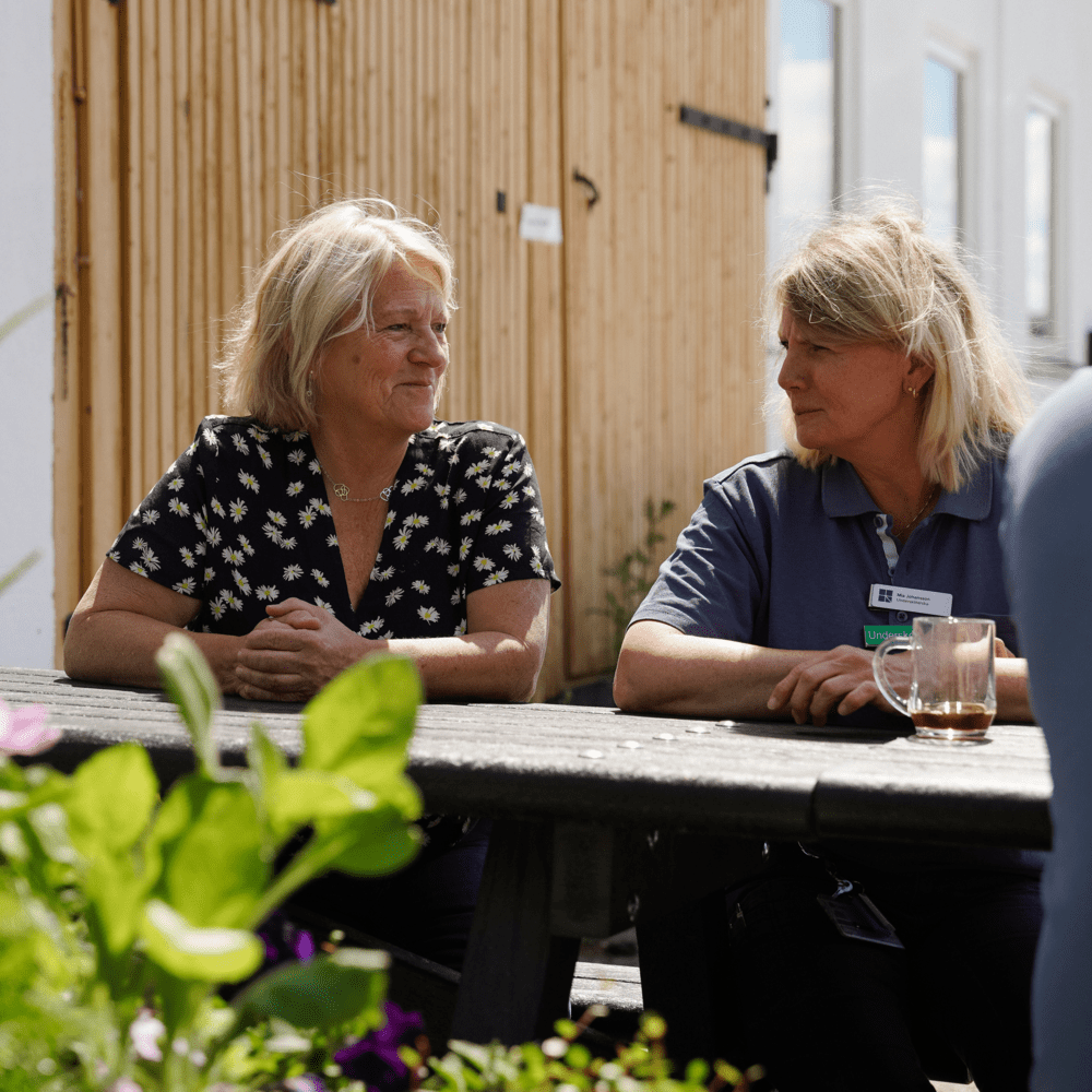 Två personer som sitter och pratar