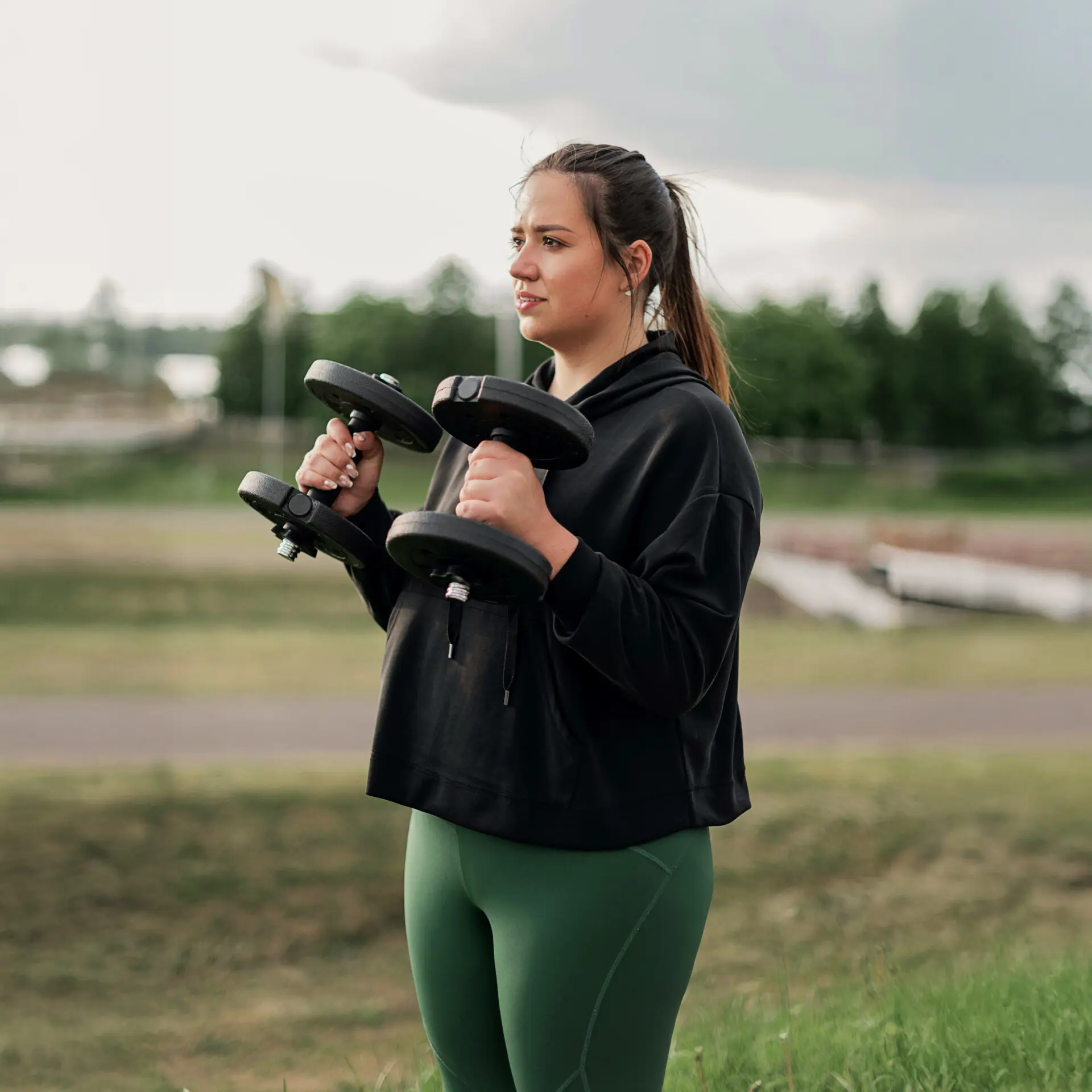 Kvinna håller i hantlar Kvinna håller i hantlar