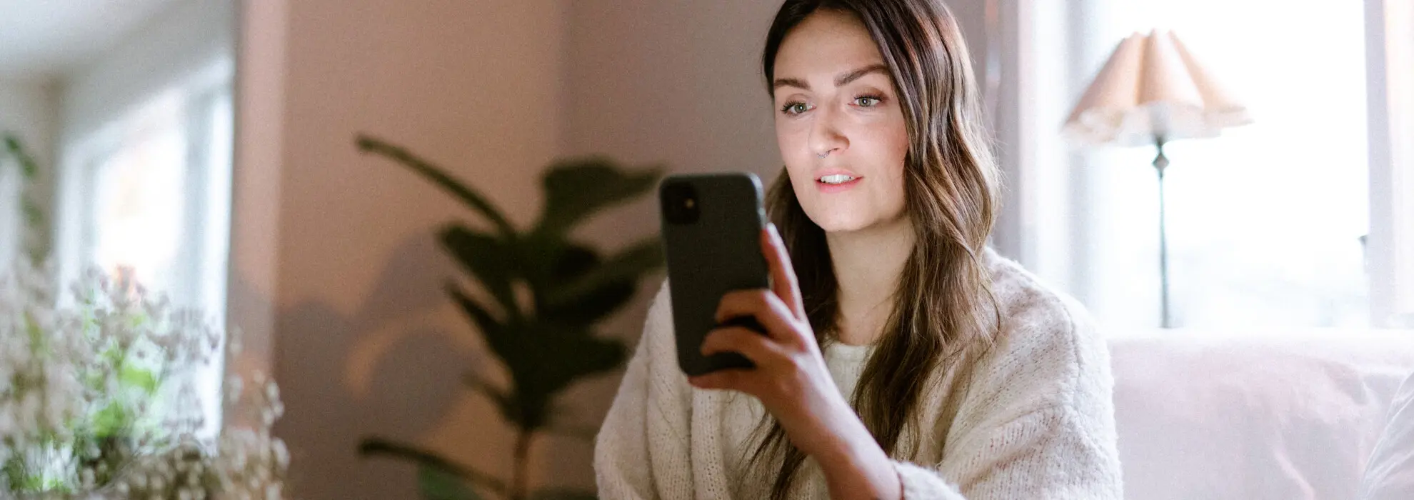 kvinna med mobil kvinna med mobil