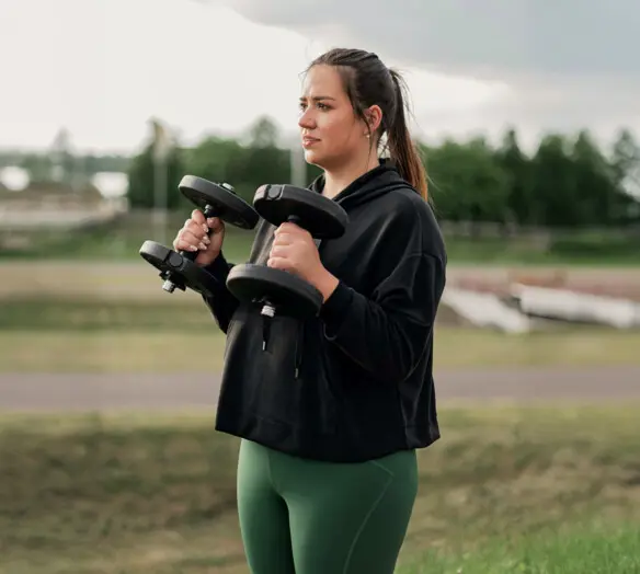 Tjej som tränar med vikter Tjej som tränar med vikter