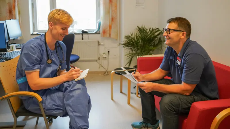 Medarbetare från ASIH S:t Göran och S:t Görans sjukhus Två män som sitter och pratar i med varandra