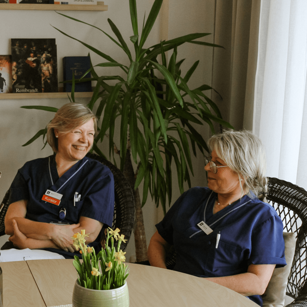 Två kvinnor som sitter ned och samtalar