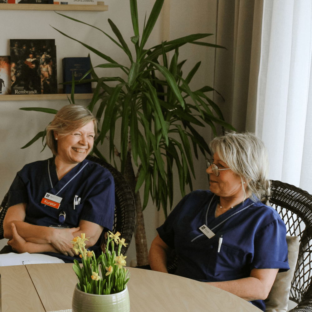 Två kvinnor som sitter ned och samtalar