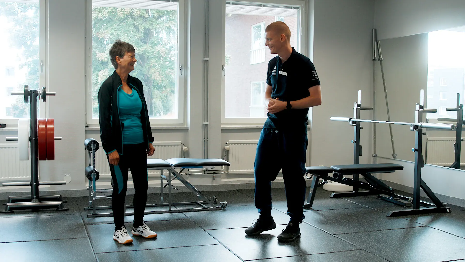 Två personer som tränar Två personer som tränar