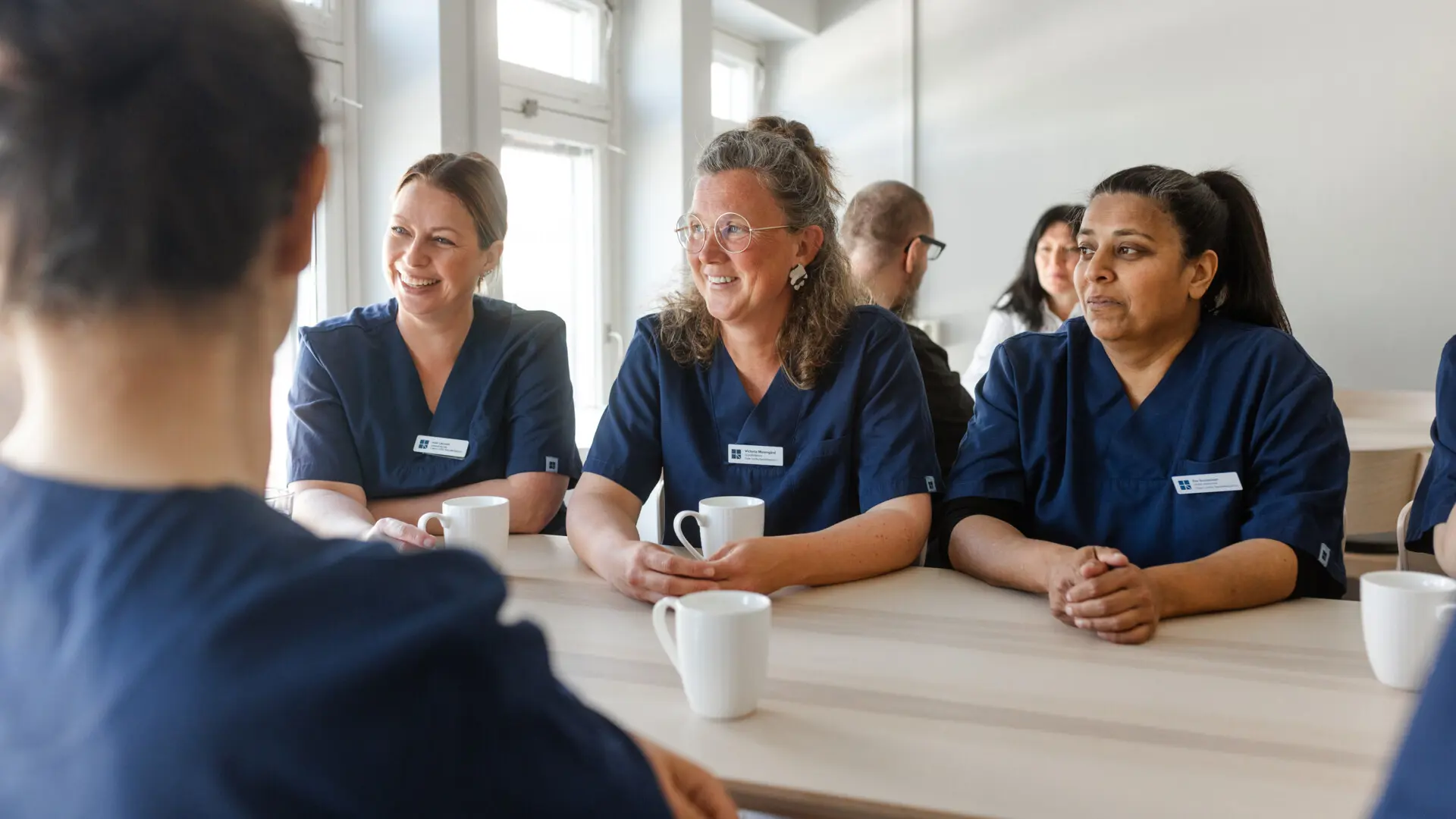 kollegor vid fikabord kollegor vid fikabord