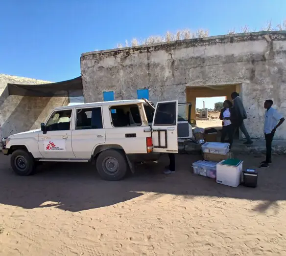 Den mobila kliniken packas ihop i en av bilarna