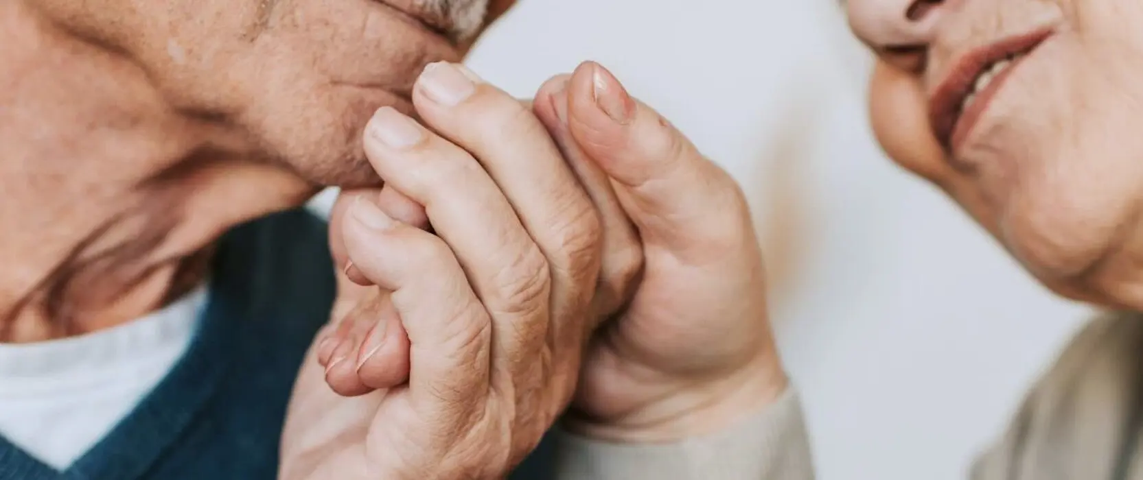 Närbild på ett äldre par som ömsint tittar varandra i ögonen