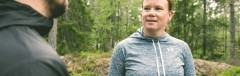 Kvinna i skog pratar med vän