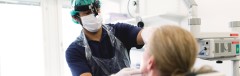 Läkare undersöker patients näsa