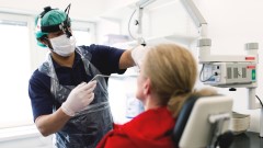 Läkare undersöker patients näsa