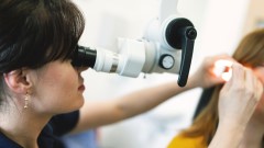 Öronläkare undersöker patients öra